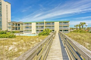 Exterior - Oceanfront Ocean Shores 3BR/2B. Walk to Main Street, Beach Bars & Restaurants (North Myrtle Beach)