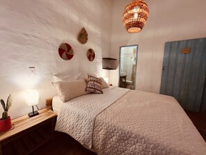 Habitación doble superior, vista al jardín | Ropa de cama de alta calidad y espacio para trabajar con laptop 