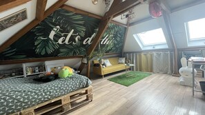 5 bedrooms, iron/ironing board, free WiFi, bed sheets