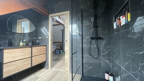 Dusche, Haartrockner, Handtücher, Seife