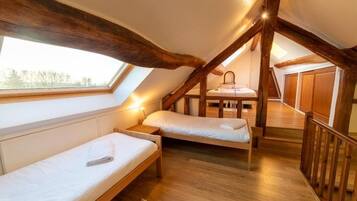 Escritorio, sistema de insonorización y wifi gratis