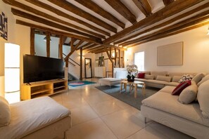 La Maison Coco | Living area | TV - La Maison Coco à 8min de Disneyland Paris (Montevrain)