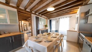Een moderne keuken met een eethoek voor zes personen.