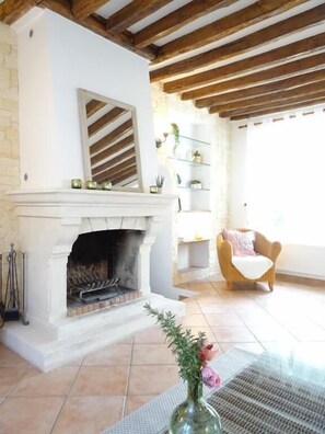 Apartment with garden | Living area | TV - La Maison Coco à 8min de Disneyland Paris (Montevrain)