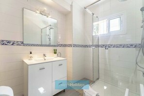 Dusche, Haartrockner, Handtücher, Seife