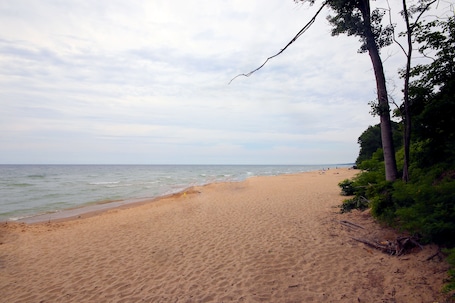 Beach. Cozy 4-bedroom bungalow in Coloma, Close to Lake Michigan, Central Location