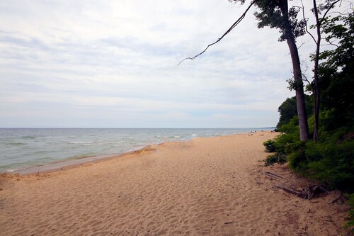 Cozy 4-bedroom bungalow in Coloma, Close to Lake Michigan, Central Location