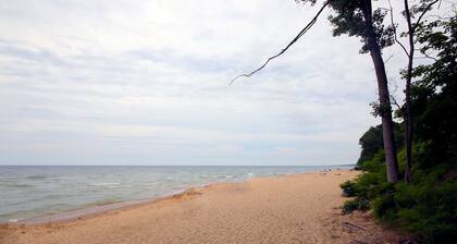 Cozy 4-bedroom bungalow in Coloma, Close to Lake Michigan, Central Location