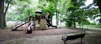 Cozy 4-bedroom bungalow in Coloma, Close to Lake Michigan, Central Location