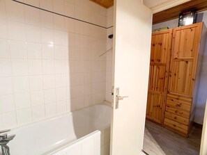 Bathroom - 200m from resort center, 3rd floor, balcony, tv, ski locker, 28m², Tignes (Tignes)