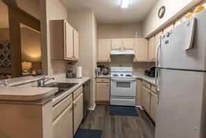 冷蔵庫、電子レンジ、オーブン、コンロ