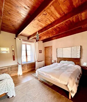3 bedrooms, desk, iron/ironing board, Internet