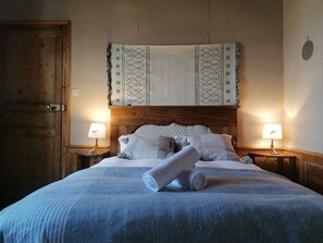 3 soverom, skrivebord, strykejern/-brett og internettilgang