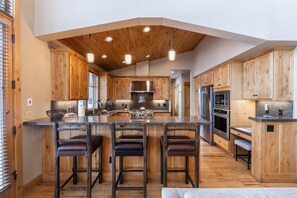 Spishäll, brödrost, grytor/köksredskap och matbord