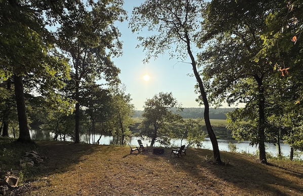 Property grounds - Private Meramec River Frontage!! Cozy Cabin with River views and access!! (Steelville)