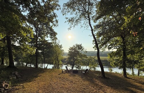 Private Meramec River Frontage!! Cozy Cabin with River views and access!!