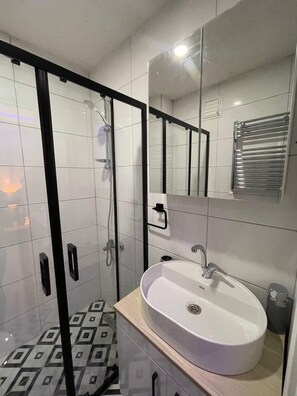 Appartamento | Bagno | Doccia, set di cortesia gratuito, asciugacapelli, bidet
