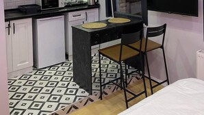 Apartemen | Dapur pribadi | Lemari es kecil, microwave, oven, dan peralatan masak/sendok-piring