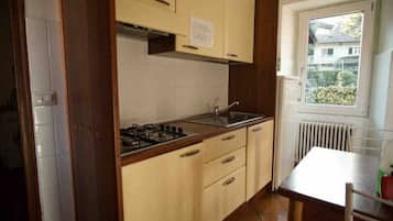 Kühlschrank, Mikrowelle, Herdplatte, Wasserkocher mit Kaffee-/Teezubehör