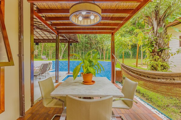 Outdoor dining - PF26 Excellent House 4 Suites - Praia do Forte (Mata de São João)