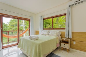 4 bedrooms, iron/ironing board, Internet, bed sheets