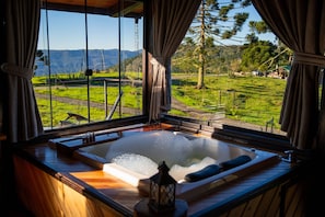 Separate bathtub and shower, jetted bath, rainfall showerhead - Sítio Mar de Nuvens Chalés de Luxo  (Urubici)