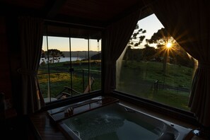 獨立浴缸和淋浴設備、按摩浴缸、淋浴花灑、名牌盥洗用品