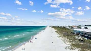 Plage, chaises longues