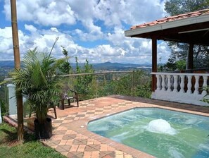 Outdoor spa tub - Country house, lake views & Jacuzzi (Antioquia)