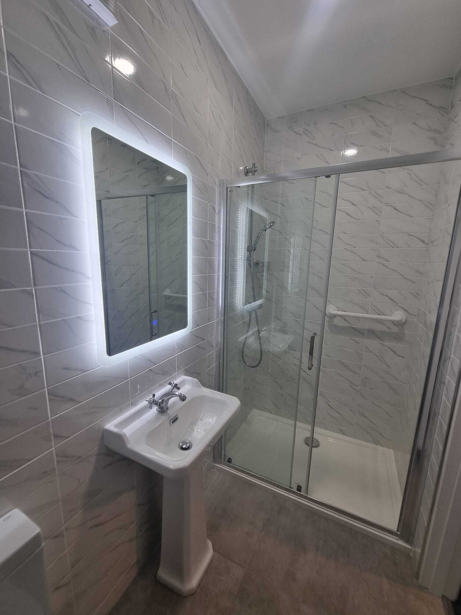 Habitación superior con 2 camas individuales | Baño | Regadera, secadora de cabello, toallas, jabón 