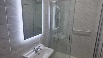 Habitación superior con 2 camas individuales | Baño | Regadera, secadora de cabello, toallas, jabón