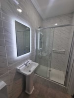 Quarto duplo superior | Banheiro | Chuveiro, secador de cabelo, toalhas de banho, sabonete