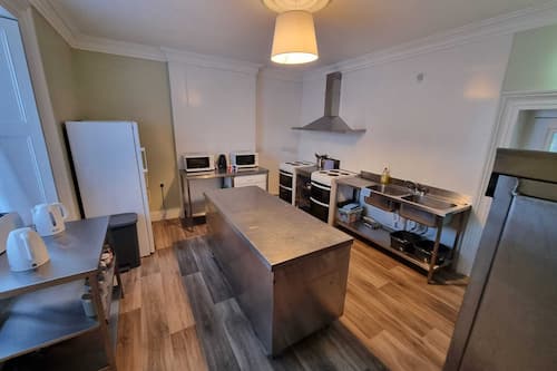 Kühlschrank, Mikrowelle, Ofen, Geschirrspüler