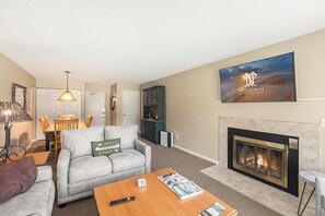 Luxury Apartment | Interior - Charming 1BDR Condo w Golf Course View (Williamsburg)