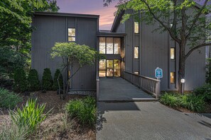 Luxury Apartment | Interior - Charming 1BDR Condo w Golf Course View (Williamsburg)