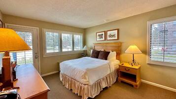 Condo Cao cấp | 1 phòng ngủ, bàn ủi/dụng cụ ủi quần áo