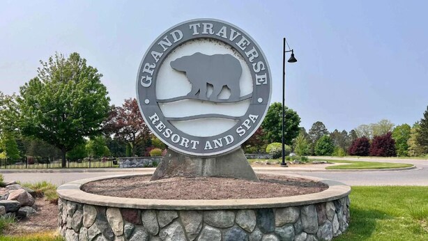 Une enseigne pour le Grand Traverse Resort and Spa, représentant la silhouette d’un ours.