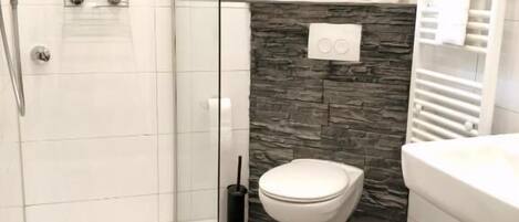 Basic Apartment, Non Smoking | Bathroom