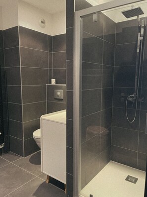 Douche, serviettes fournies