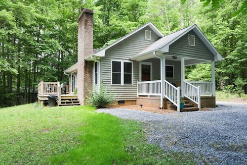Cedar Run Cottage - secluded romantic getaway, by Buffalo Mountain Getaway