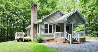 Cedar Run Cottage - secluded romantic getaway, by Buffalo Mountain Getaway
