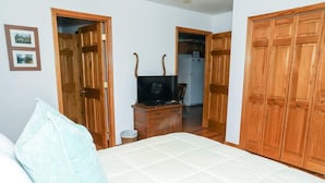 1 dormitorio, tabla de planchar con plancha, wifi y ropa de cama