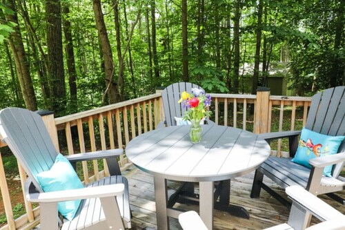 Cedar Run Cottage - secluded romantic getaway, by Buffalo Mountain Getaway