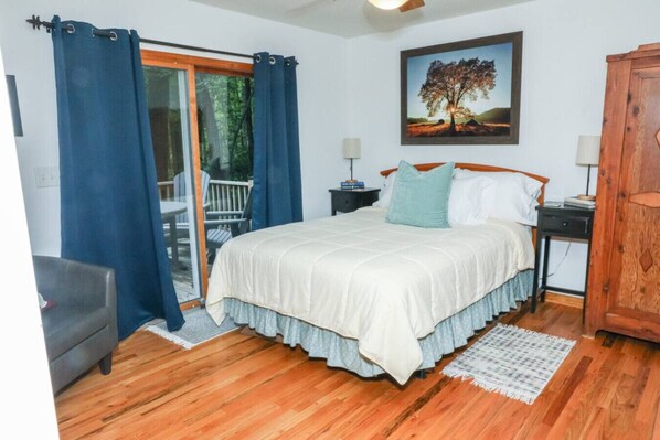 1 bedroom, desk, iron/ironing board, WiFi