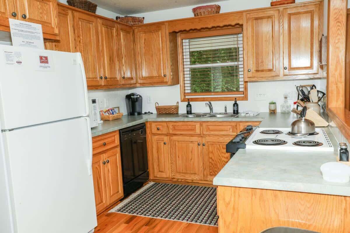 Coffee/tea maker, fridge, microwave, oven