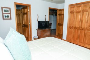 1 bedroom, desk, iron/ironing board, WiFi