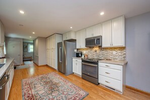 冷蔵庫、電子レンジ、オーブン、コンロ