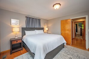 3 室のベッドルーム、WiFi (無料)、ベッドシーツ