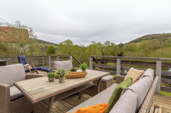 Outdoor dining - Ferienwohnung Waldblick mit Terrasse und Garten - Familienfreundlich (Diemelsee)