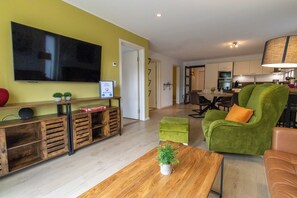 TV, books - Ferienwohnung Waldblick mit Terrasse und Garten - Familienfreundlich (Diemelsee)